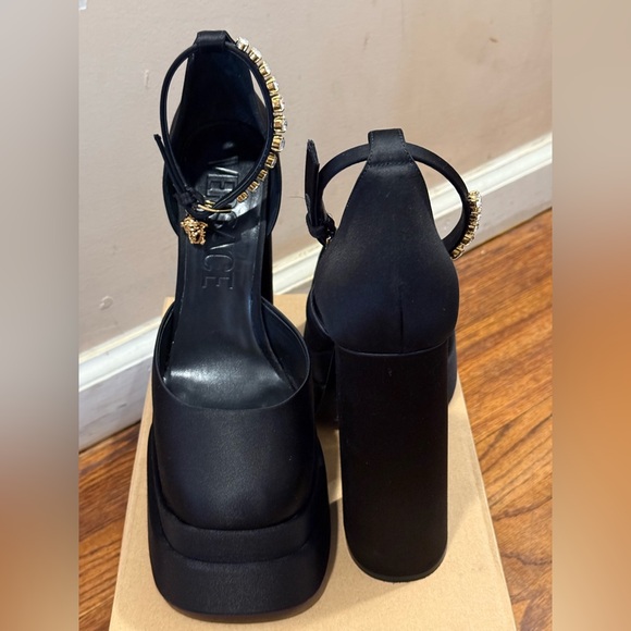 Black Versace platform heels.
Size 10 - Picture 5 of 7